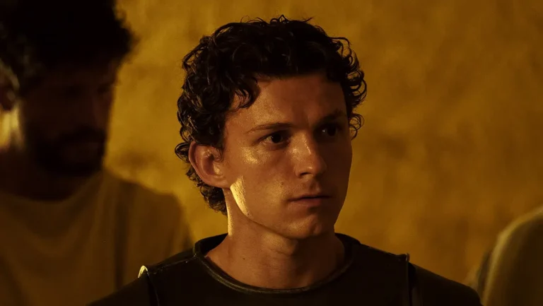 Tom Holland como Homem-Aranha em cena de ação do filme