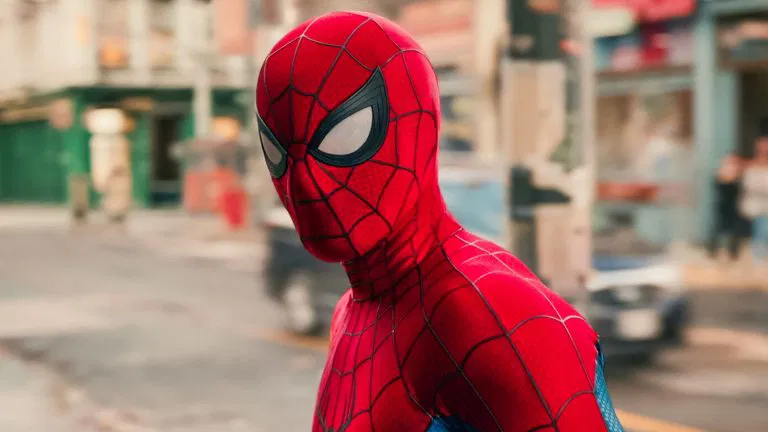 Tom Holland como Homem-Aranha em cena épica do filme