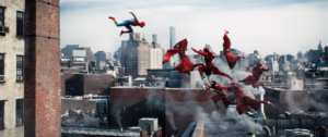 Tom Holland como Spider-Man em cena de combate no filme Um Novo Dia