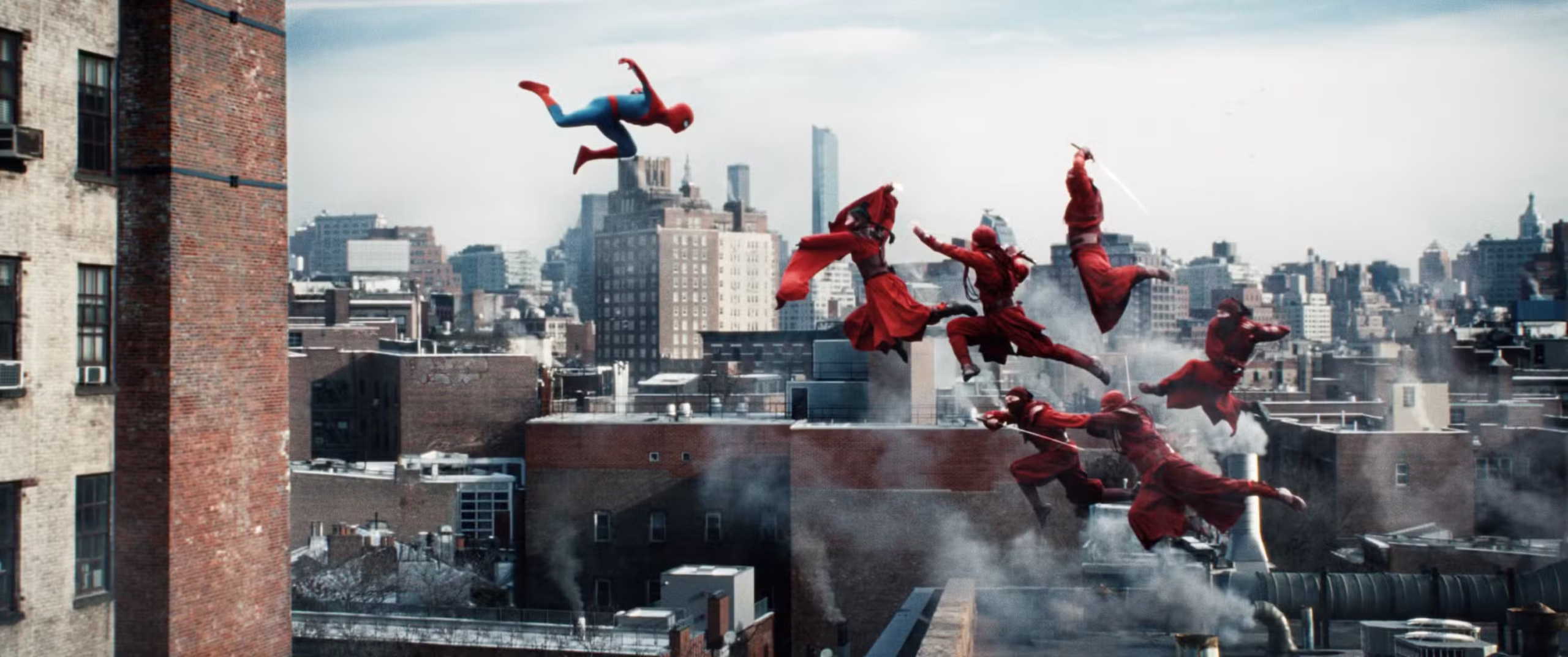Tom Holland como Spider-Man em cena de combate no filme Um Novo Dia