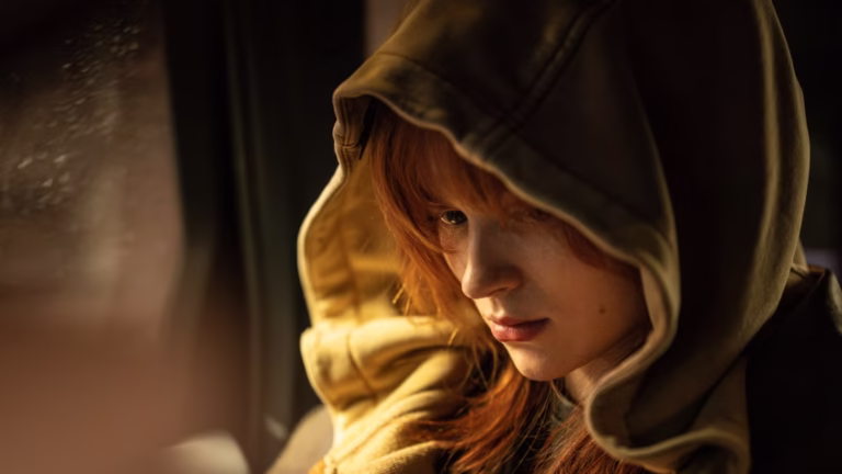 Jean Grey em traje dos X-Men utilizando poderes mutantes