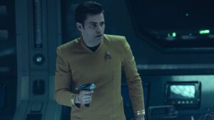 Capitão Kirk com fáser em postura de comando na Enterprise