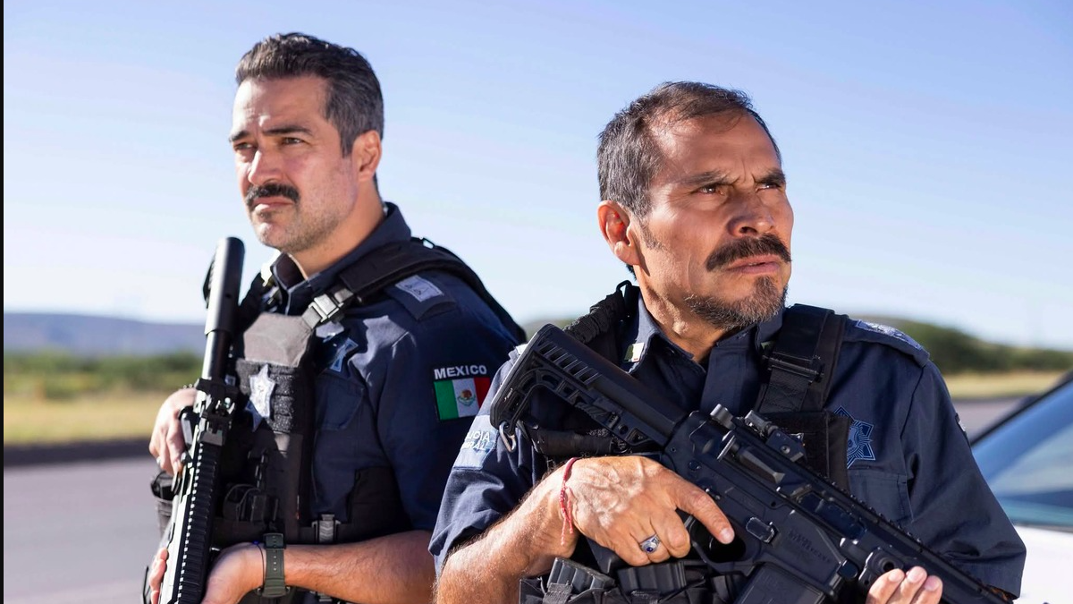 Interior do carro com policial sob pressão em La Captura, Netflix
