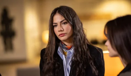 Farah, médica iraniana em série turca na Netflix