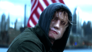 Tom Rhys Harries com máscara de plástico como Matt Hagen em Clayface