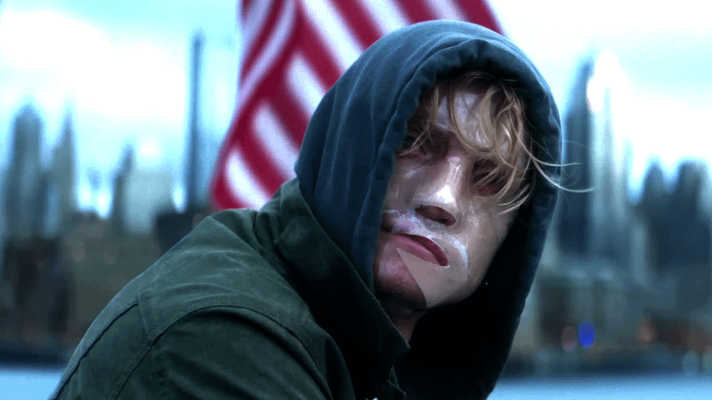 Tom Rhys Harries com máscara de plástico como Matt Hagen em Clayface