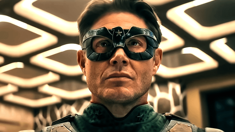 Jensen Ackles como Soldier Boy em Vought Rising nos anos 1950