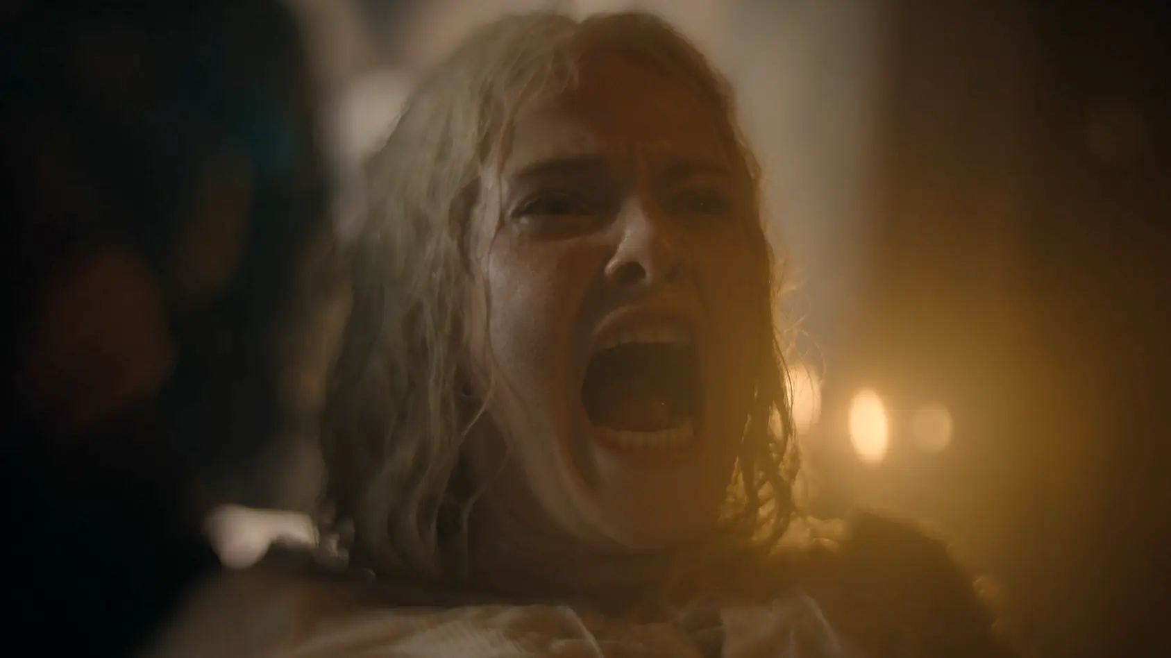 Helaena Targaryen em cena de parto com parteiras ao redor
