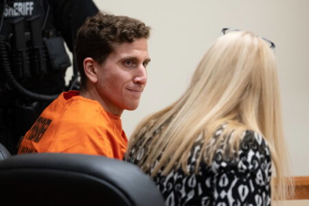 Bryan Kohberger em audiência judicial com advogada durante julgamento em Idaho