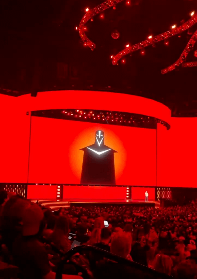 Máscara do vilão de Os Incríveis 3 com logo em V