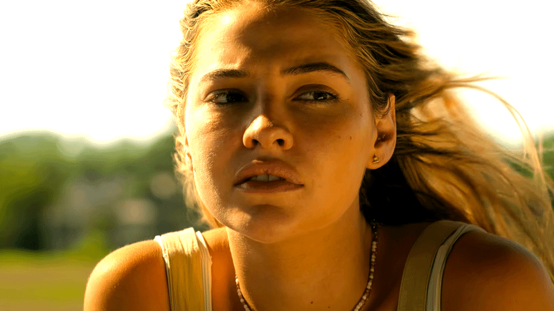 Madelyn Cline como Sarah em Outer Banks temporada 5