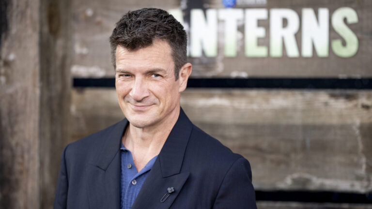 Nathan Fillion como Guy Gardner em evento de estreia do DCU