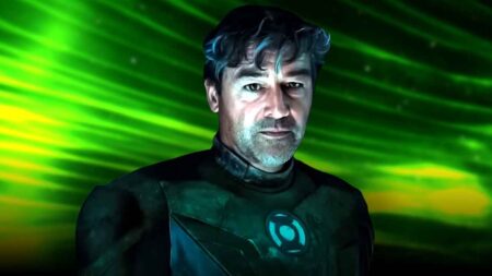Kyle Chandler como Hal Jordan em traje vibrante de Lanterna Verde no flashback de 1996