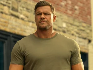 Entenda os casos das 3 primeiras temporadas de Reacher antes da estreia da 4ª Alan Ritchson como Jack Reacher em cena de ação da série