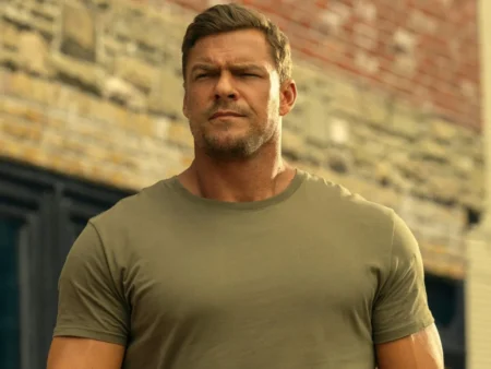 Alan Ritchson como Jack Reacher em cena de ação da série