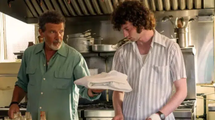 Charlie Gillespie como Troy Barrett em Rivalidade Ardente