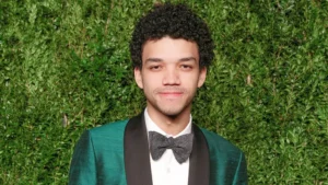 Rivalidade Ardente: Justice Smith e Charlie Gillespie entram no elenco da 2ª temporada Justice Smith como Harris Drover em Rivalidade Ardente 2ª temporada