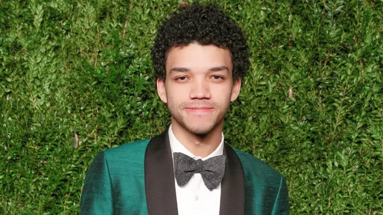 Justice Smith como Harris Drover em Rivalidade Ardente 2ª temporada