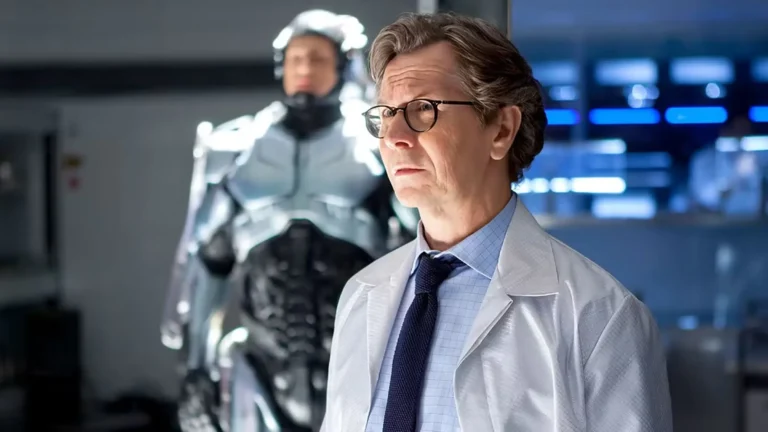 RoboCop em armadura mecanizada preta no filme de 2014