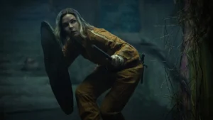 Cena do episódio 8 de Silo: personagens conversam sobre história de Quinn