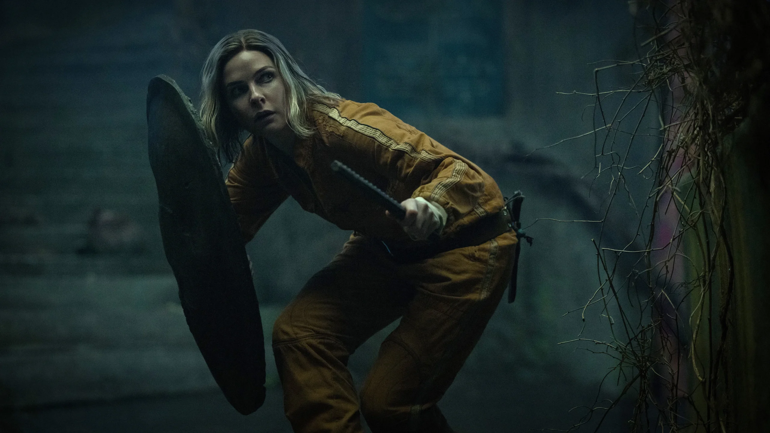 Cena do episódio 8 de Silo: personagens conversam sobre história de Quinn