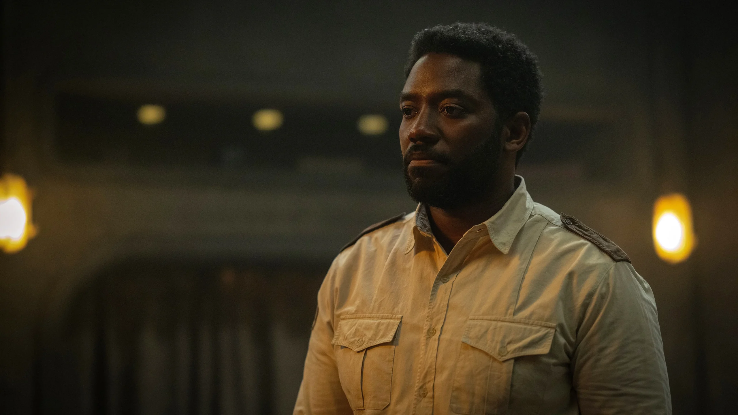 Cena de Silo episódio 8: personagem feminina sob pressão de interrogatório