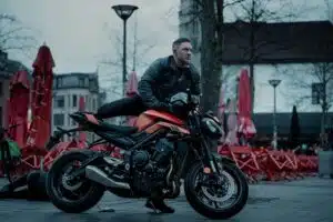 Tom Hardy como Harry Da Souza, fixer da família Harrigan em Terra da Máfia T2
