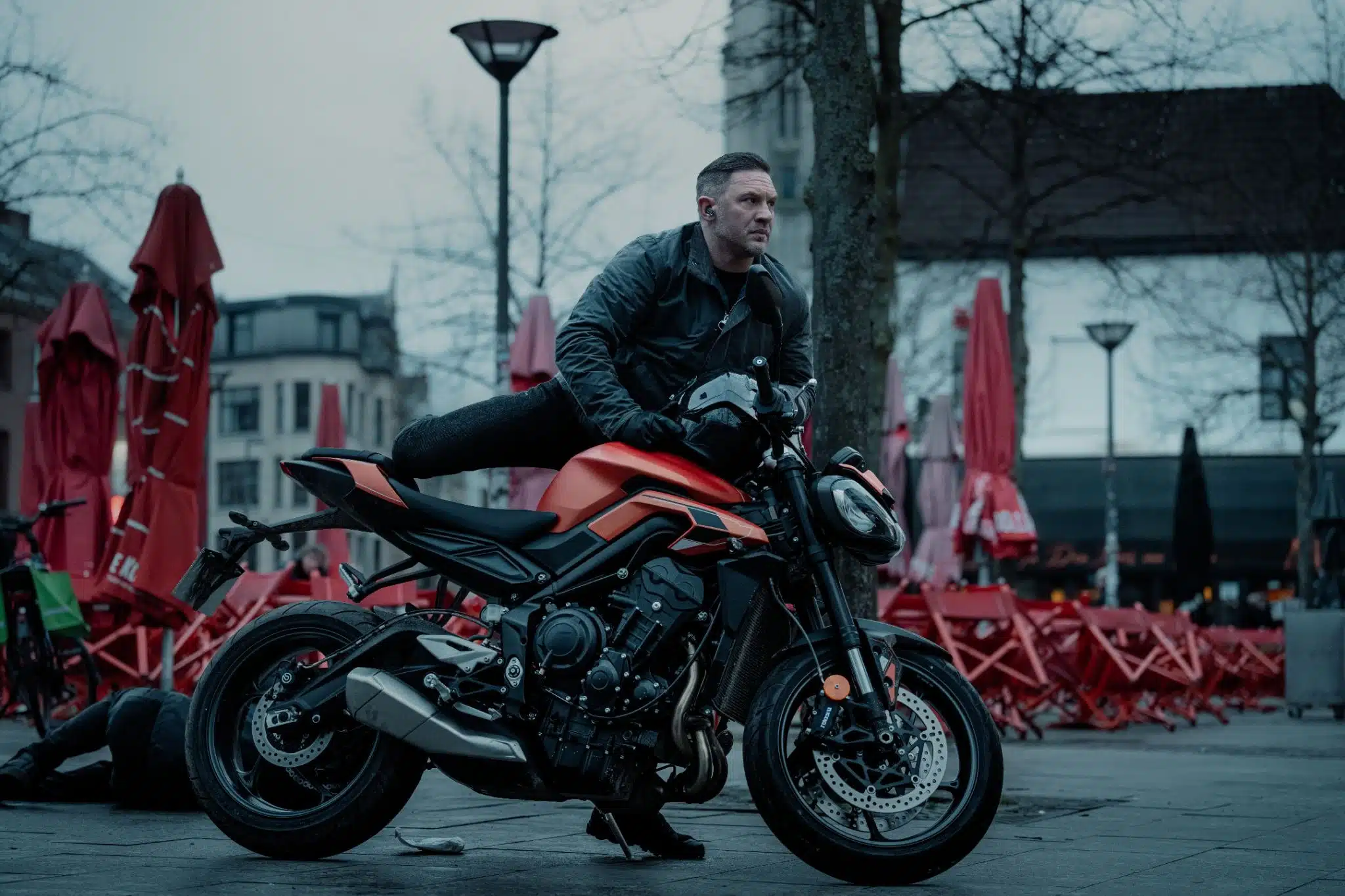 Tom Hardy como Harry Da Souza, fixer da família Harrigan em Terra da Máfia T2