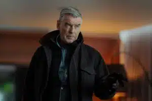 Pierce Brosnan como Conrad Harrigan, patriarca em Terra da Máfia temporada 2