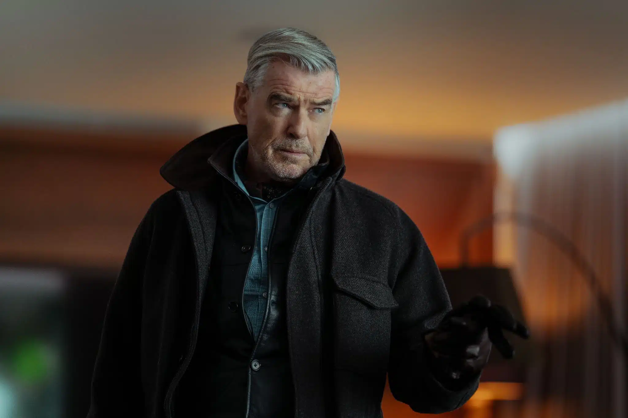 Pierce Brosnan como Conrad Harrigan, patriarca em Terra da Máfia temporada 2