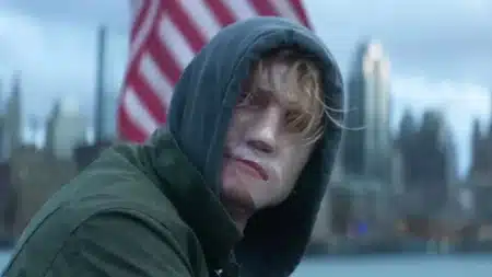 Clayface em cena de transformação do primeiro trailer do DCU