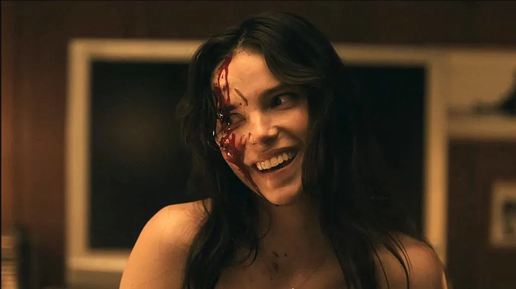 Inde Navarrette em cena de horror com maquiagem, escalada para Vampira