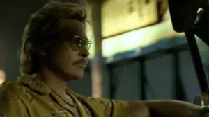 Brad Pitt em cena de bar como Cliff Booth, solucionador de problemas em 1977