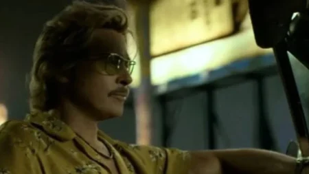 Brad Pitt em cena de bar como Cliff Booth, solucionador de problemas em 1977