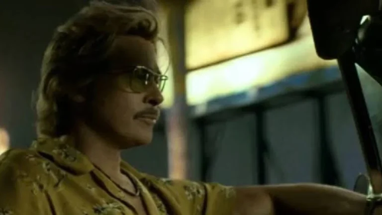 Brad Pitt em cena de bar como Cliff Booth, solucionador de problemas em 1977