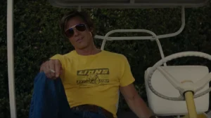 Brad Pitt em cena de bar como Cliff Booth, solucionador de problemas em 1977