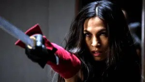 Elodie Yung caracterizada como Elektra em close