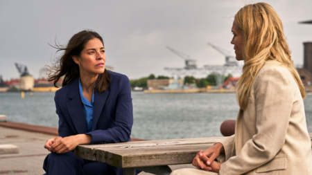 Natalie Madueño como Helene em A Mulher Secreta da Netflix