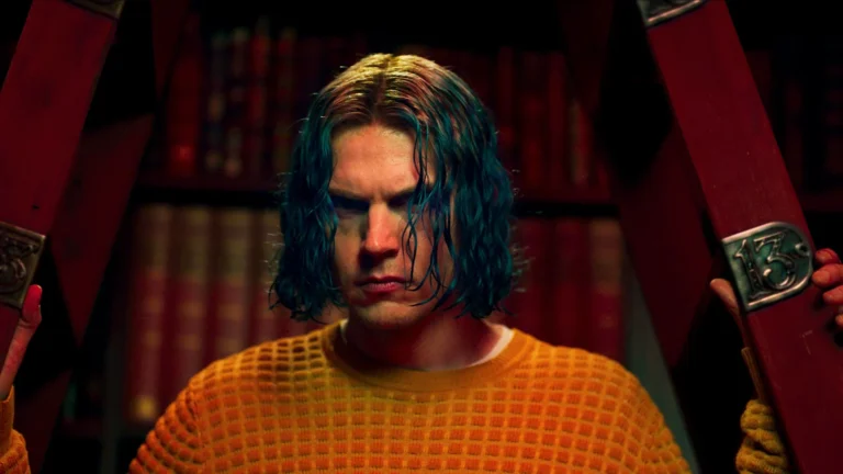 Evan Peters como Kai Anderson em American Horror Story 13