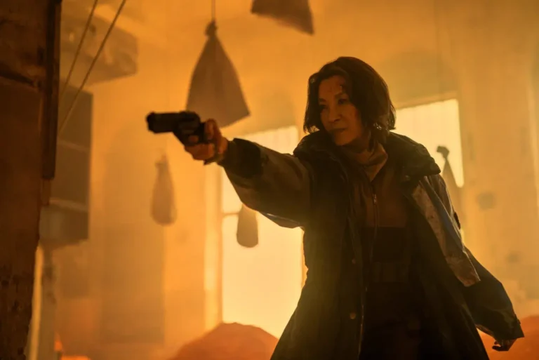Michelle Yeoh e Hunter Schafer em Blade Runner 2099