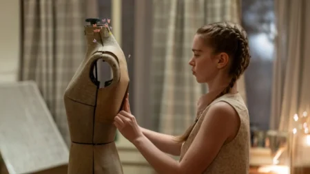 Carrie White usando telecinese para manipular alfinetes em manequim
