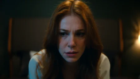 Elçin Sangu como Funda em Conheço Você, série original Netflix