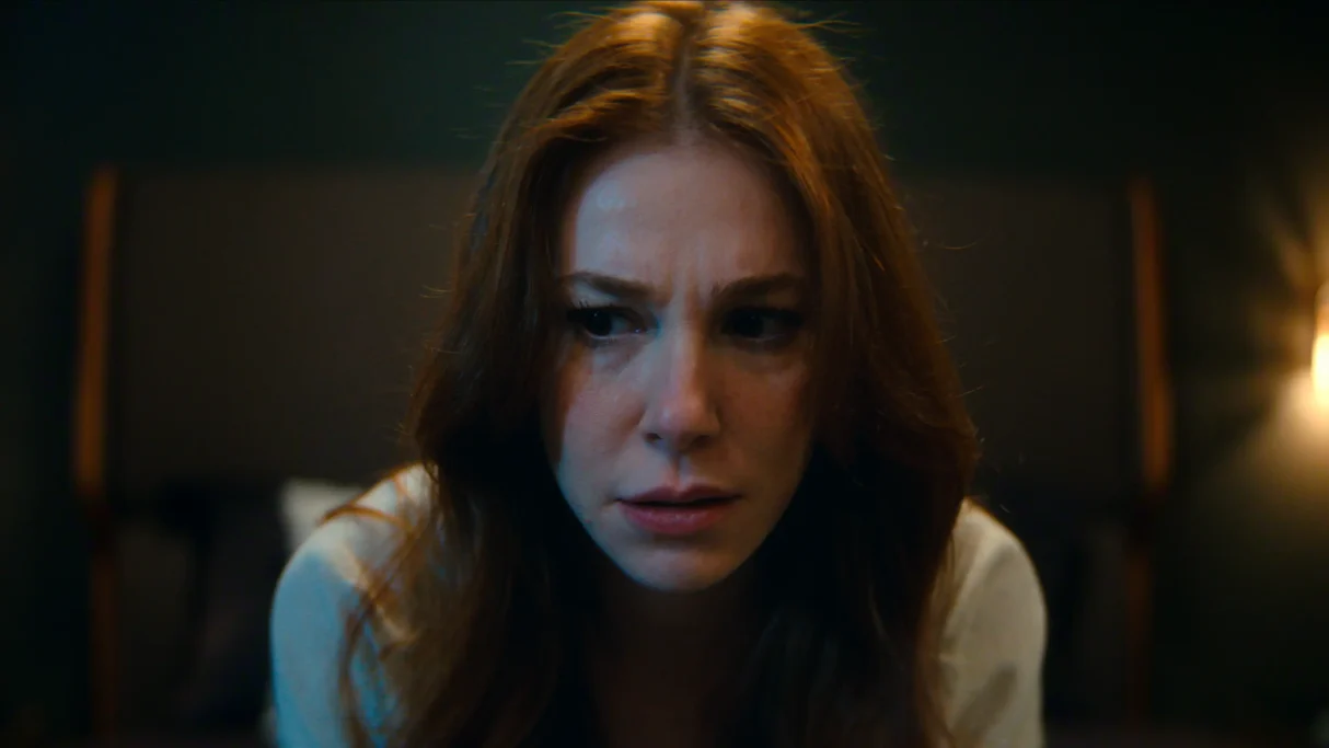 Elçin Sangu como Funda em Conheço Você, série original Netflix