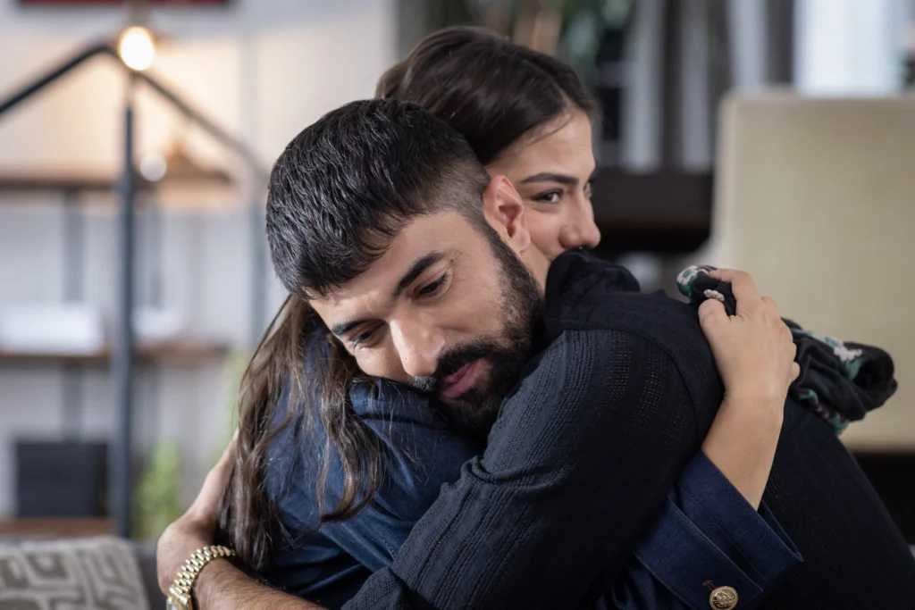 Cena de Meu Nome é Farah mostrando momento importante da trama da novela turca