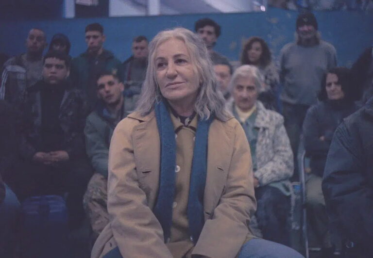 Julie e Ema em cena do final de Meus Mortos Tristes na Netflix