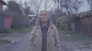 A nova minissérie da Netflix que está dominando o streaming nesta quinta-feira é dirigida por Pablo Larraín Ema, protagonista de Meus Mortos Tristes, em cena dramática