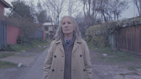 Ema, protagonista de Meus Mortos Tristes, em cena dramática