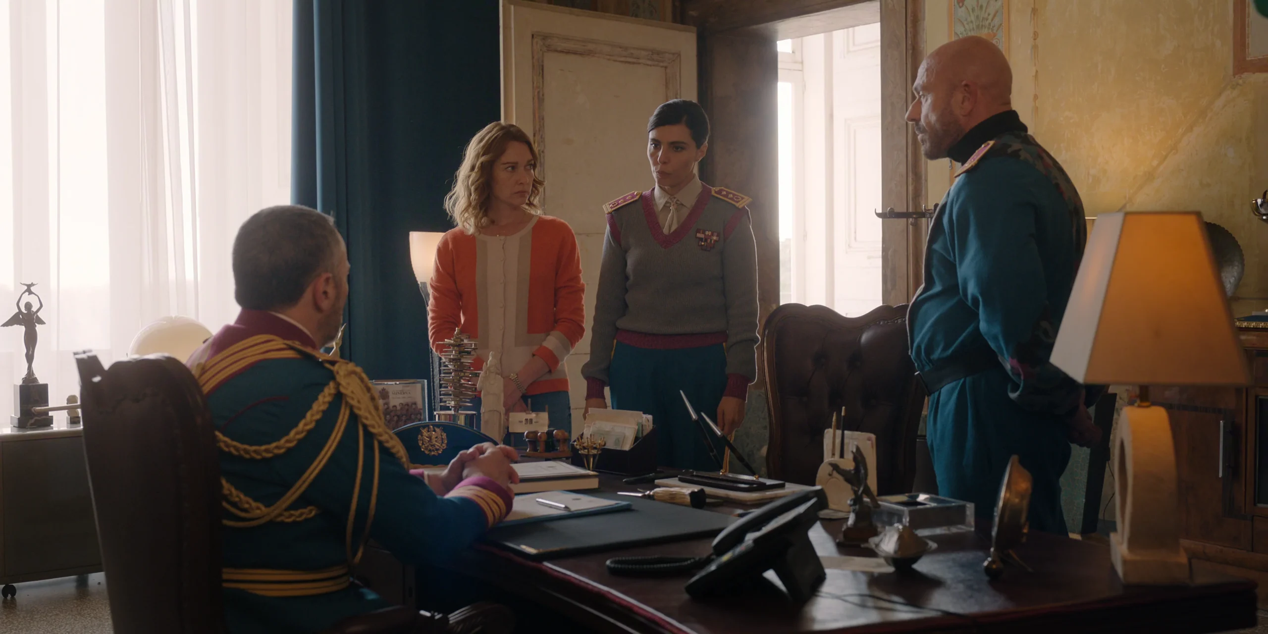 Alunos em uniforme militar na série Escola Minerva da Netflix Alunos em uniforme militar na série Escola Minerva da Netflix