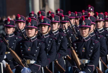 Uniforme e ambiente interno da escola militar fictícia Minerva