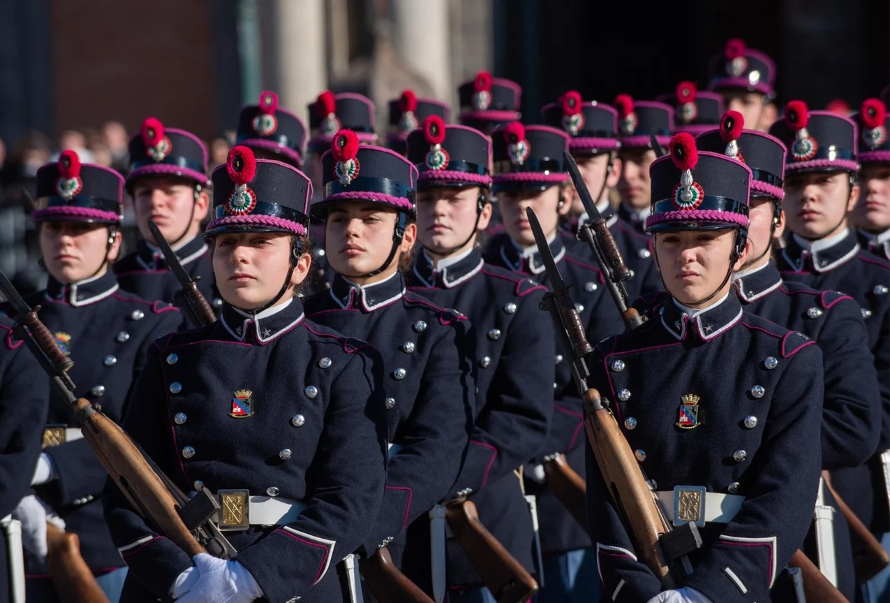 Uniforme e ambiente interno da escola militar fictícia Minerva